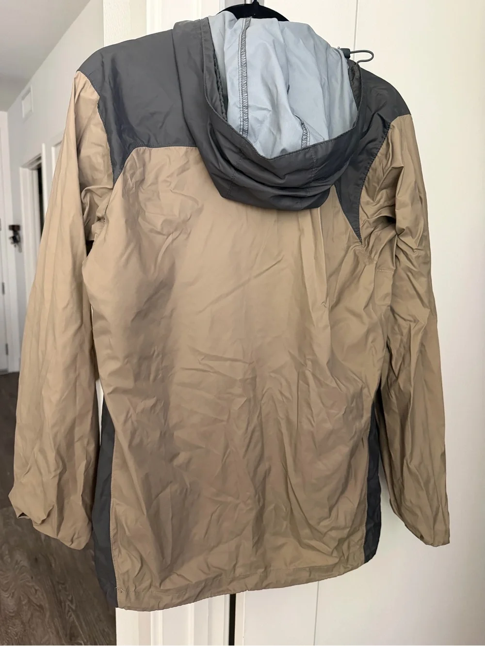 Size Men’s SmallColumbia Men's Hooded Windbreaker Jacket in Taupe & Gray